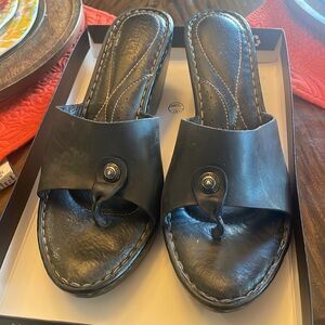 Born in between toe wedge heel sandals. Good condition. Black